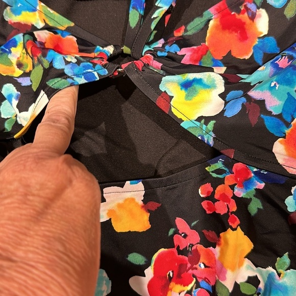 Nwt one piece swimsuit size large. Has a small cut out in back. - Picture 7 of 7